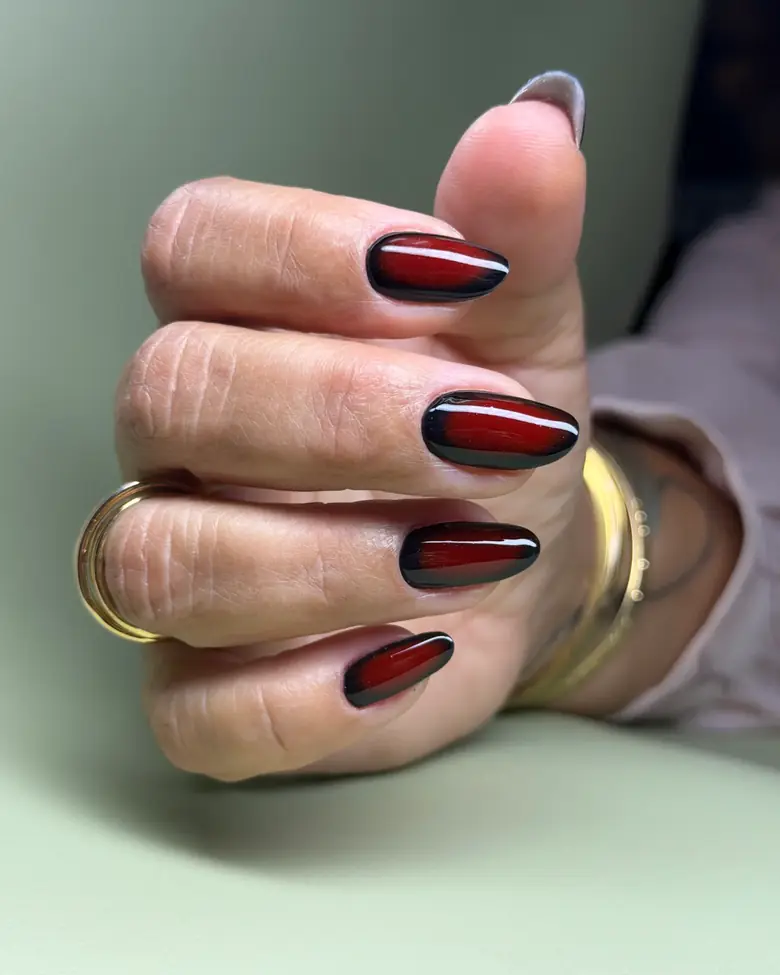 Uñas almendra con aura rojo cereza
