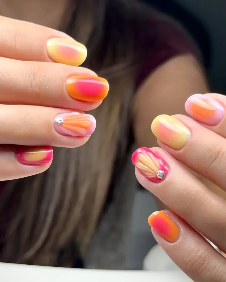 Uñas cortas con aura en tonos atardecer