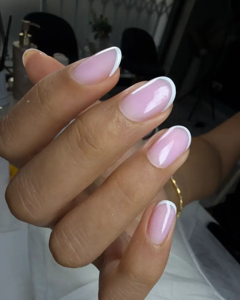 Uñas rosa con micro francesa blanca