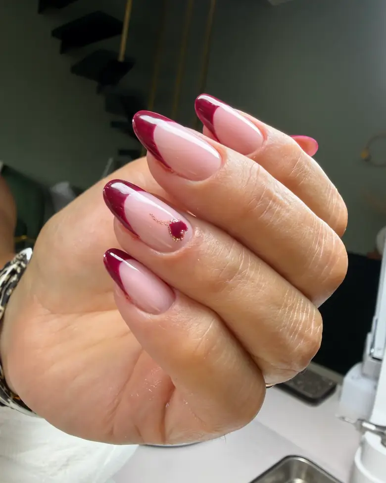 Francesa burdeos con un corazón pintado