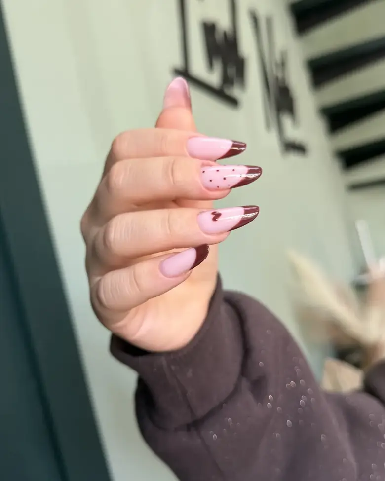 Uñas rosa con francesa burdeos y lunares