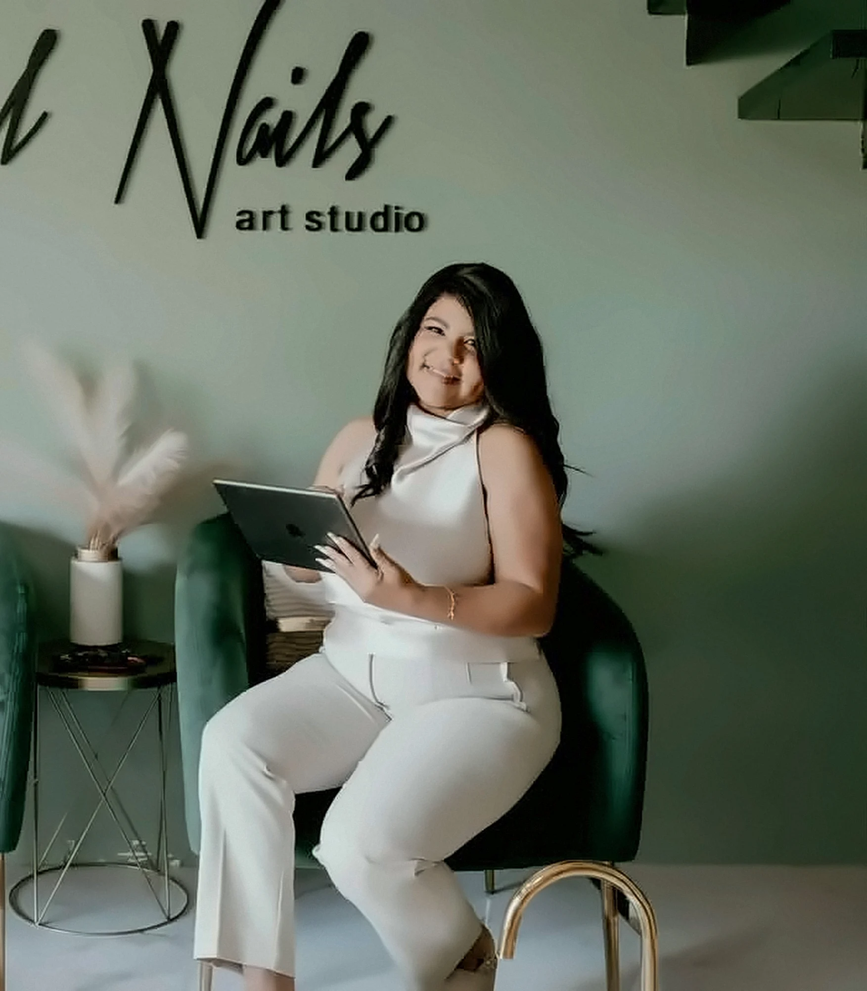 Hani Valero en Lisel Nails Art Studio, bajo el logo del estudio